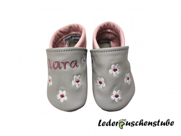 Lederpuschen steingra-rosa mit Namen altrosa rechts am Spann und 5-6 Blümchen weiß-altrosa